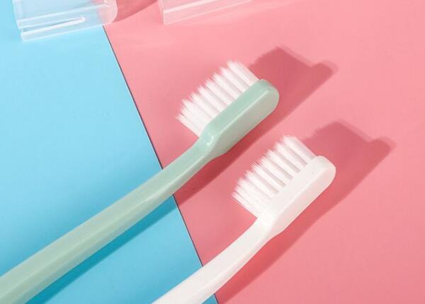 成人用哪種類型的牙刷好？探尋適合您的牙齒保健伴侶！